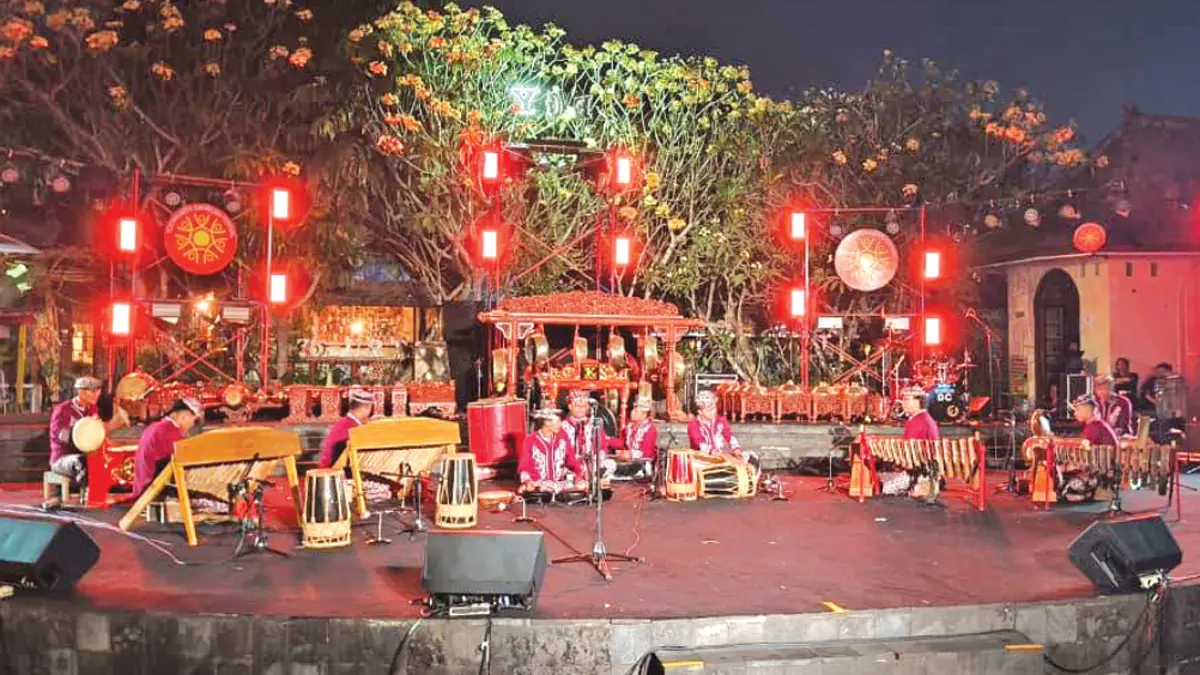PENONTON TERPUKAU: Personel Sanggar Seni Joyo Karyo tampil memukau pada YGF ke-31 di Plaza Pasar Ngasem, Jogjakarta, Sabtu malam (1/8). (Fahmi Fahriza/Radar Jogja)