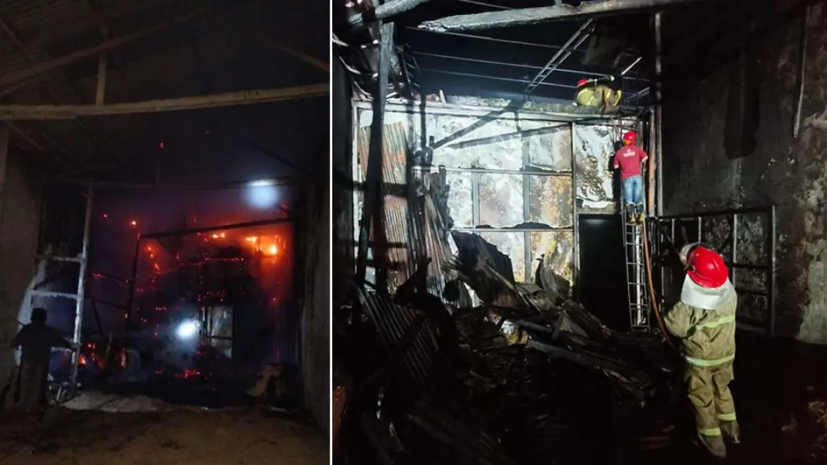 Petugas Damkarmat saat sedang memadamkan api yang membakar tempat penyimpanan limbah sekam di kawasan PT Surya Jaya Banyuwangi, Dusun Guwo, Desa Grogol, Jumat (31/7) malam. (Foto: Damkarmat Banyuwangi)