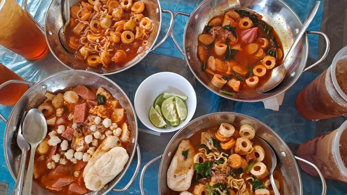 Tren makanan pedas ekstrem semakin digemari Gen Z dan milenial karena pengaruh media sosial. (Shinta untuk Radar Banyuwangi)