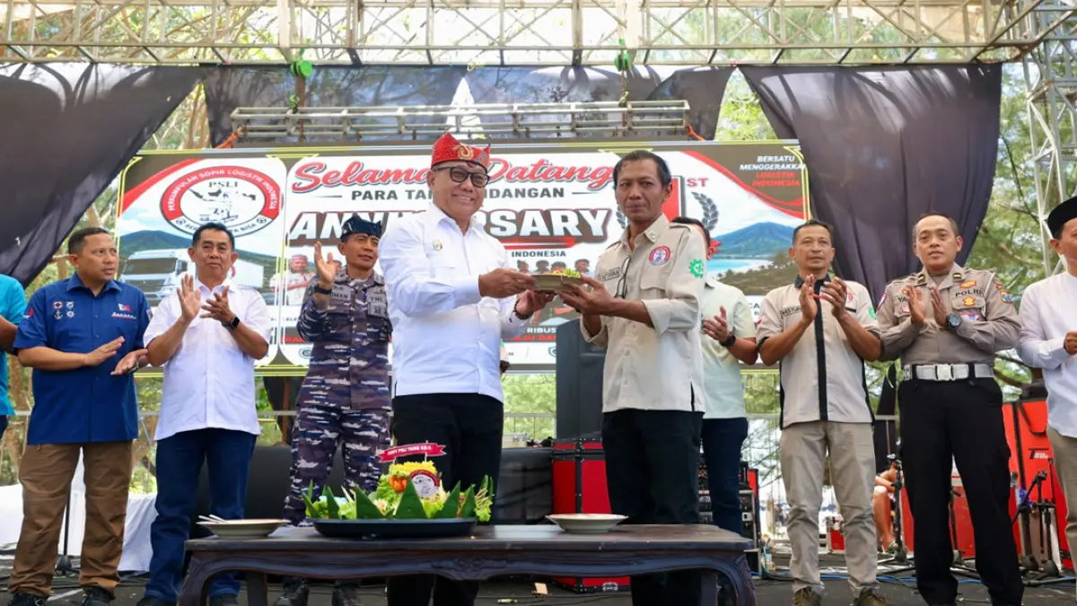 Wabup Banyuwangi Mujiono mengapresiasi sopir logistik saat HUT ke-1 PSLI. Mereka disebut sebagai urat nadi distribusi dan penggerak ekonomi Indonesia. (banyuwangikab.go.id)