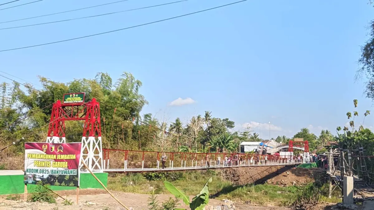 Warga melintas di Jembatan Merah Putih (kiri) pengganti Jembatan Mbok Kayah (kanan) penghubung dua kecamatan yaitu Cluring dan Tegaldlimo, Minggu (2/8). (Zamrozi Wahyu/Radar Banyuwangi)