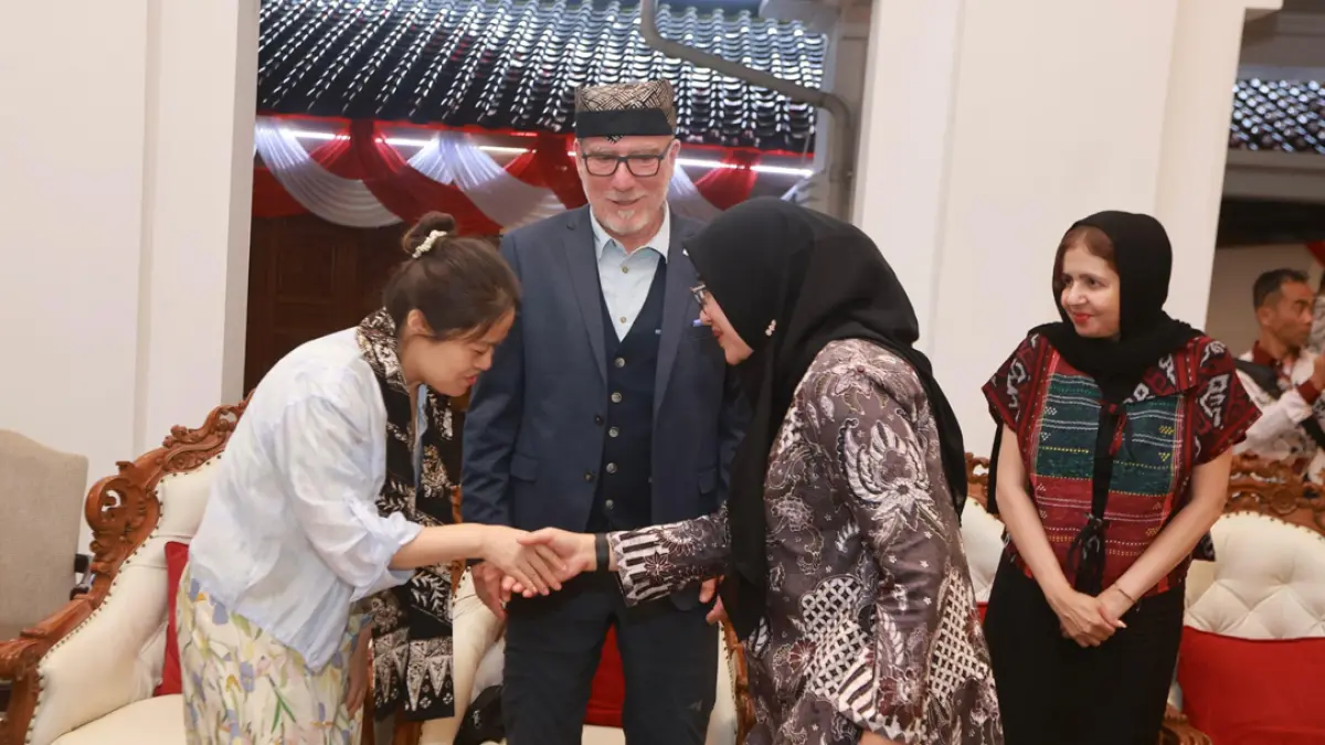 Bupati Ipuk menyalami asesor UGG Qinling Zhongnanshan di pendapa Sabha Swagata Blambangan. Qinling datang bersama Andreas Schüller untuk menilai secara langsung kelayakan kelanjutan Geopark Ijen sebagai UGG. (Humas Pemkab Banyuwangi)