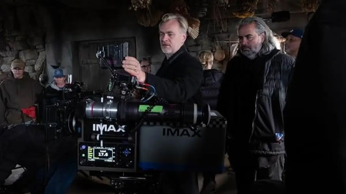 Christopher Nolan menilai kritik film modern memiliki cacat mendasar karena menganggap mekanisme penceritaan gagal hanya karena mudah dikenali. (IMDb)
