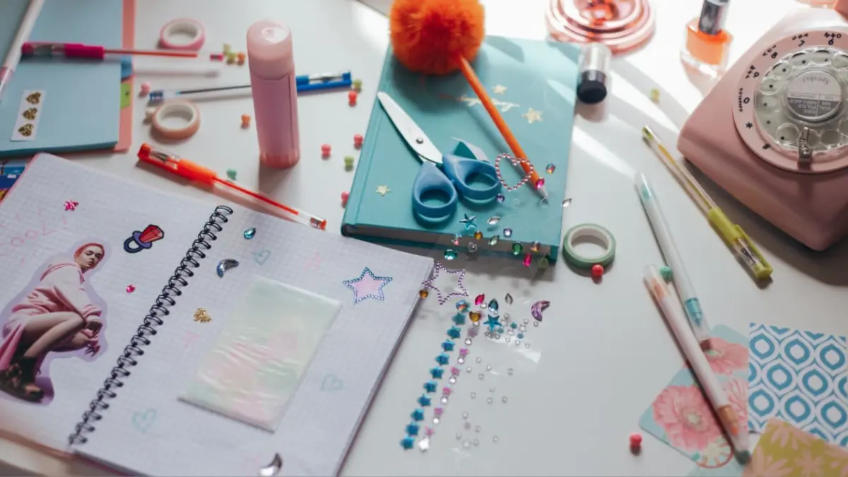 Di tengah dominasi penyimpanan digital, Gen Z kembali menggemari scrapbook sebagai media menyimpan kenangan. (Pexels/cottonbro studio)