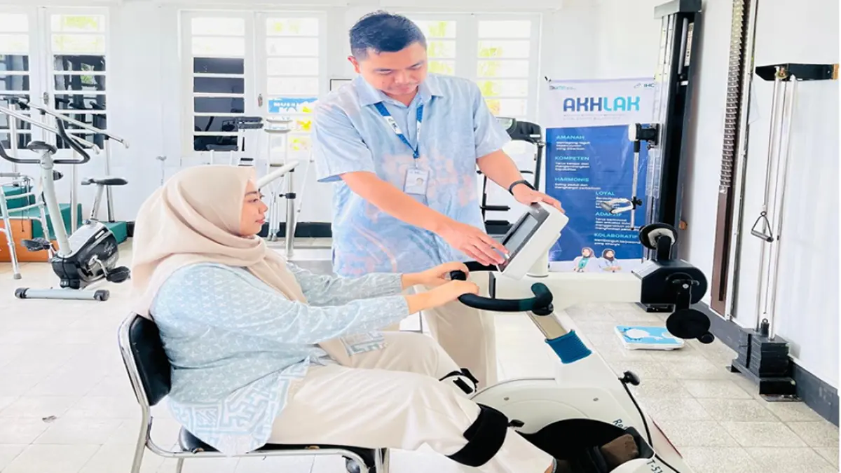 Fisioterapis RSU Bhakti Husada sedang melakukan pendampingan terhadap pasien secara profesional. (Dok. RSU Bhakti Husada)