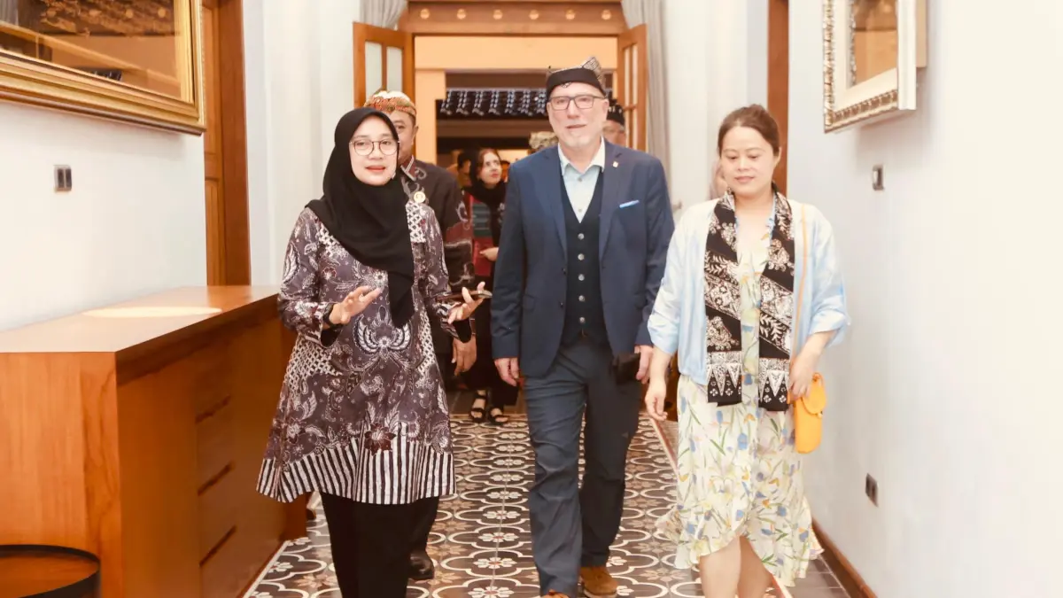 Geopark Ijen menjalani revalidasi UNESCO Global Geopark. Dua asesor dari Jerman dan China menilai konservasi, edukasi, dan pariwisata. (banyuwangikab.go.id)