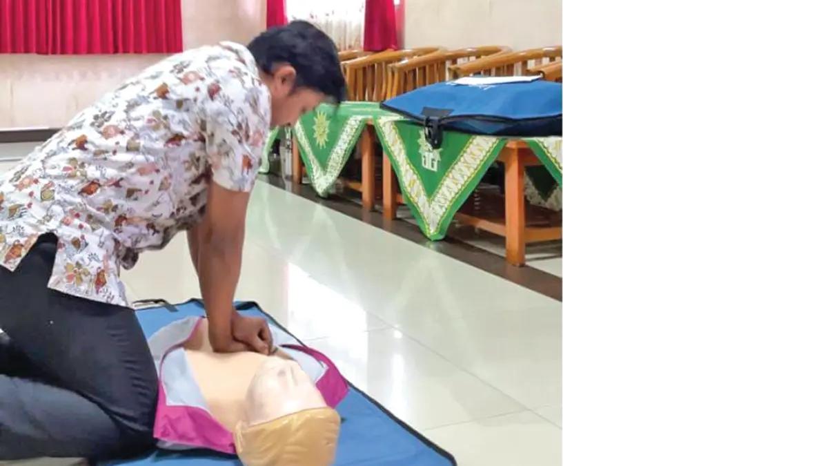 Instruktur mempraktikkan penanganan henti jantung dan henti napas pada kegiatan in house training BHD di RSI Fatimah Banyuwangi. (Istimewa)