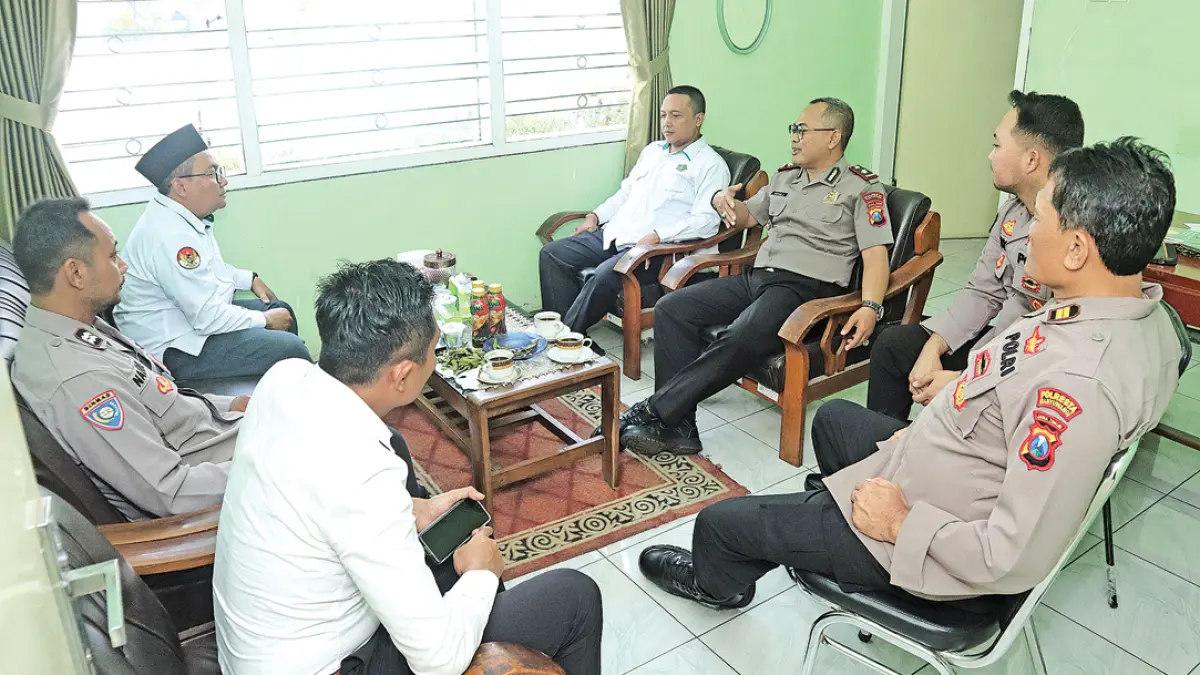 Jajaran Polsek Genteng berkunjung ke KUA Kecamatan Genteng, Senin (3/8). (Salis Ali/Radar Banyuwangi)