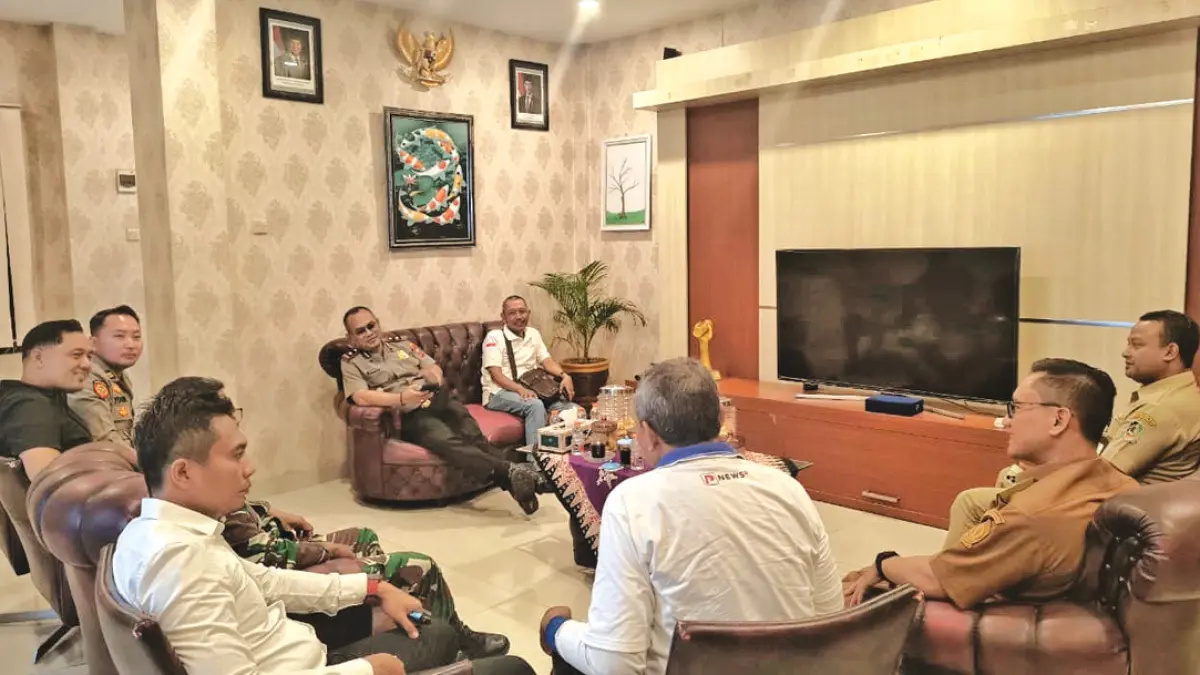 KLARIFIKASI: Forpimka Genteng menggelar rapat koordinasi terbatas (rakortas) di Lounge Kantor Camat Genteng, Senin (3/8). (Salis Ali/Radar Banyuwangi)
