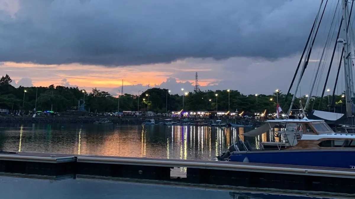 Pantai Boom Banyuwangi kembali dipadati wisatawan yang berburu panorama sunset. (Mayang untuk Radar Banyuwangi)