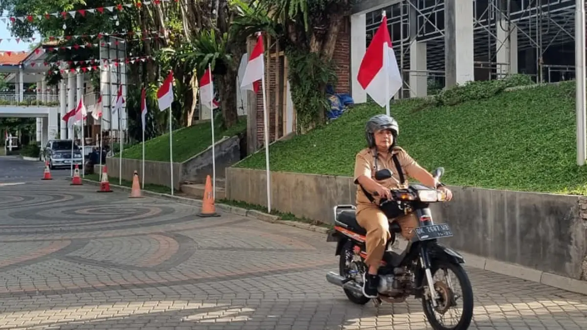 Pemkab Banyuwangi memasang sebagian bendera yang digunakan pada peringatan HUT RI tahun 2025 lalu. (Fredy Rizki/Radar Banyuwangi)