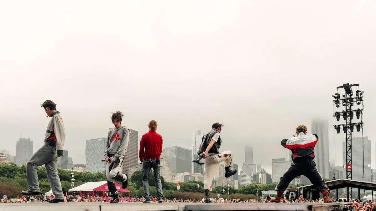 Penampilan perdana CORTIS di Lollapalooza menuai kontroversi. (X/CORTIS)