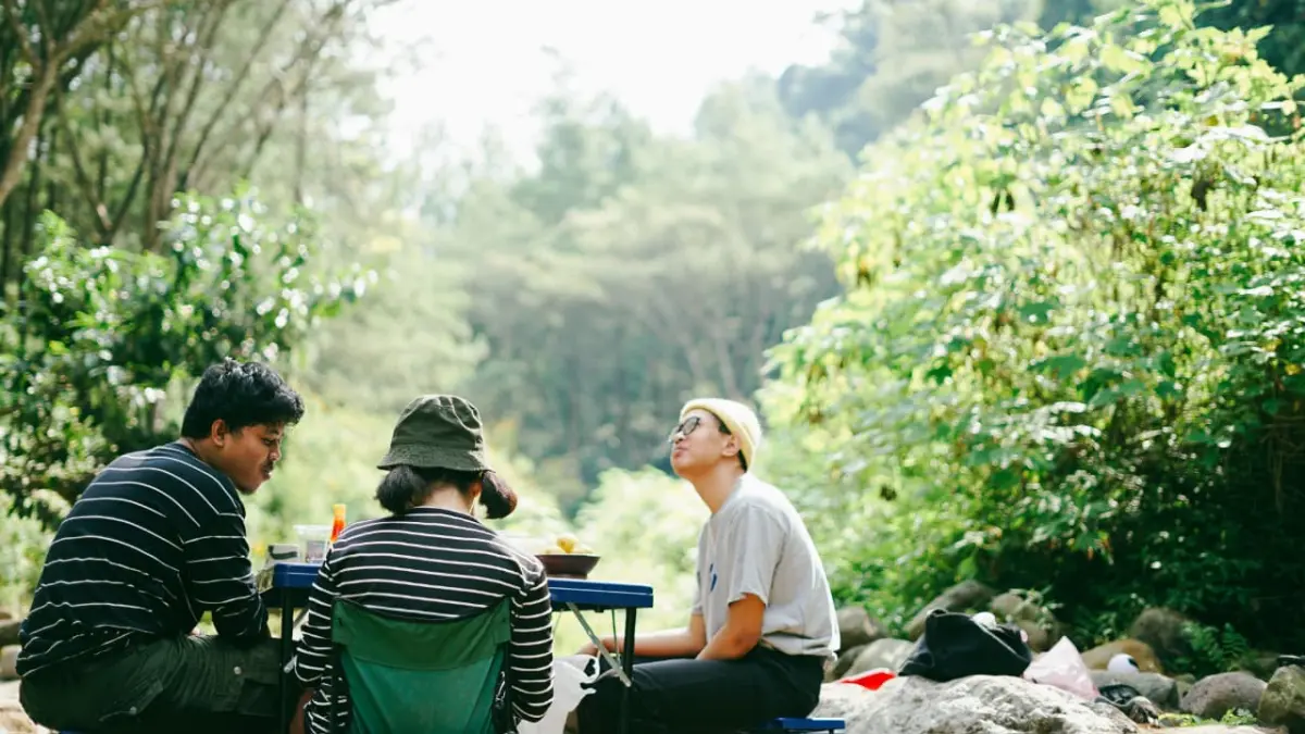 Pendakian tak selalu identik dengan mi instan. (Pexels/Rizky Sabriansyah)