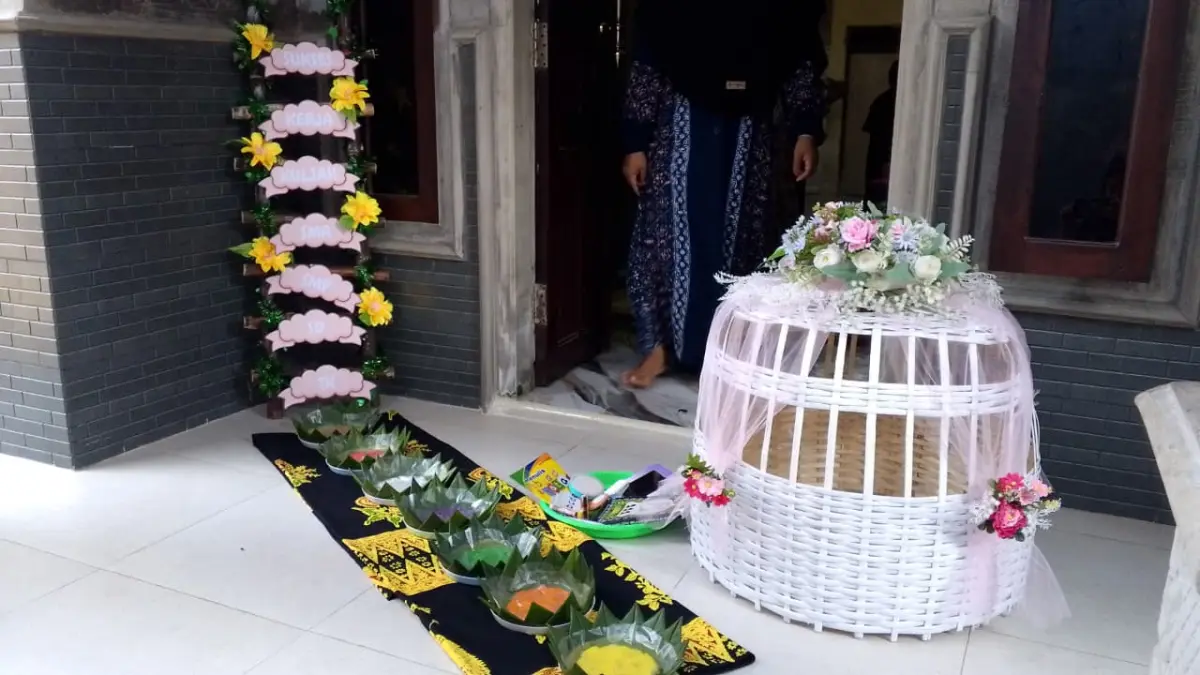 Prosesi adat Tedak Siten kini tampil lebih estetis berkat sentuhan dekorasi sederhana pada kurungan dan tangga. (Meivira untuk Radar Banyuwangi)
