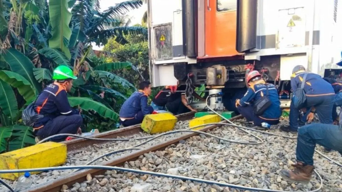 PT KAI Divre I Sumatera Utara berhasil mengevakuasi KA Putri Deli yang anjlok setelah bertemperan dengan truk di perlintasan sebidang tidak terjaga.