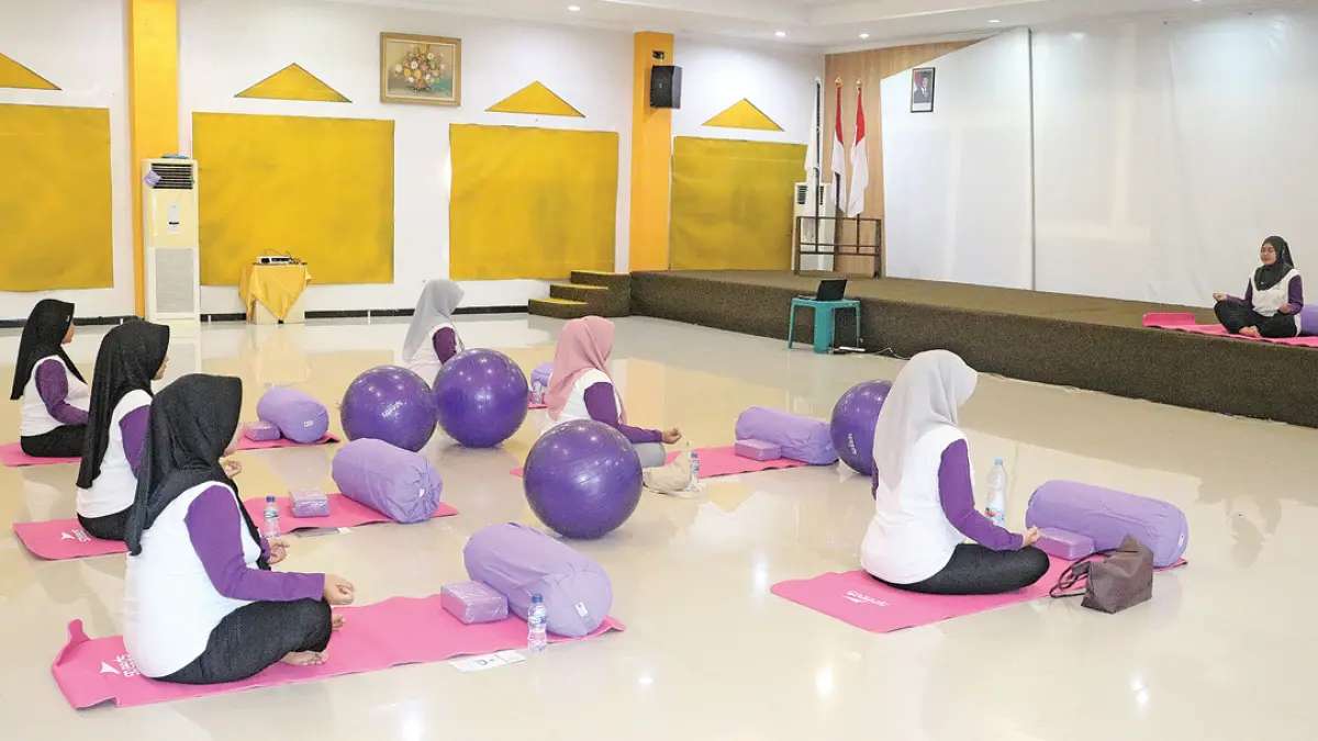 RILEKS: Sejumlah peserta mengikuti yoga ibu hamil di RS Al Huda. (Istimewa)