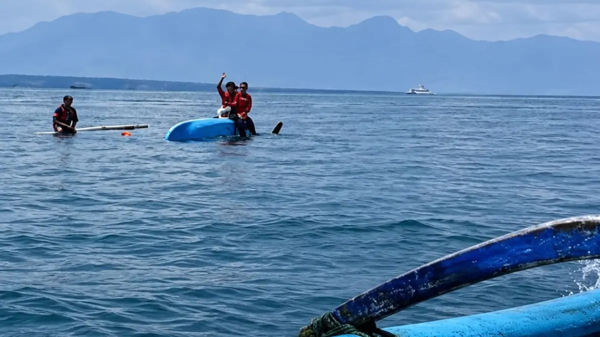 Sebuah perahu ojek yang beroperasi di dekat dermaga Tanjungwangi terbalik akibat dihantam ombak, Senin (3/8). (Nuri for Radar Banyuwangi)
