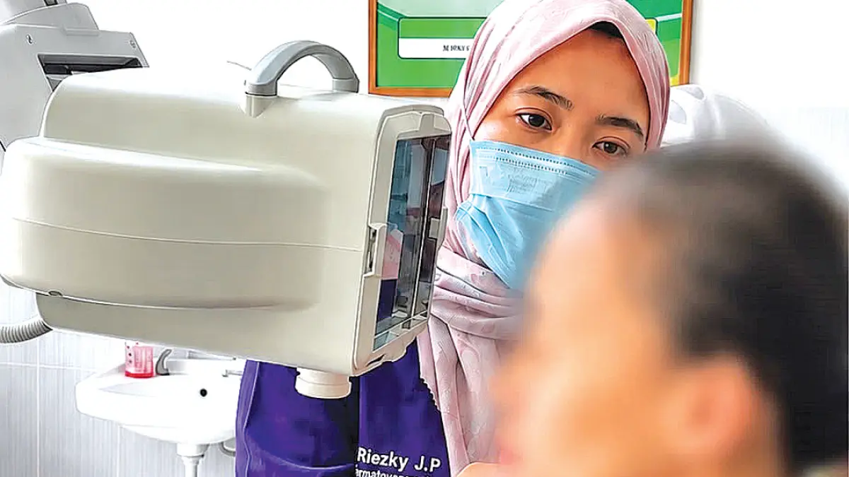 TERAPI: Tim medis RSUD Genteng memberikan layanan Phototherapy UV 308. (Dok. RSUD Genteng)