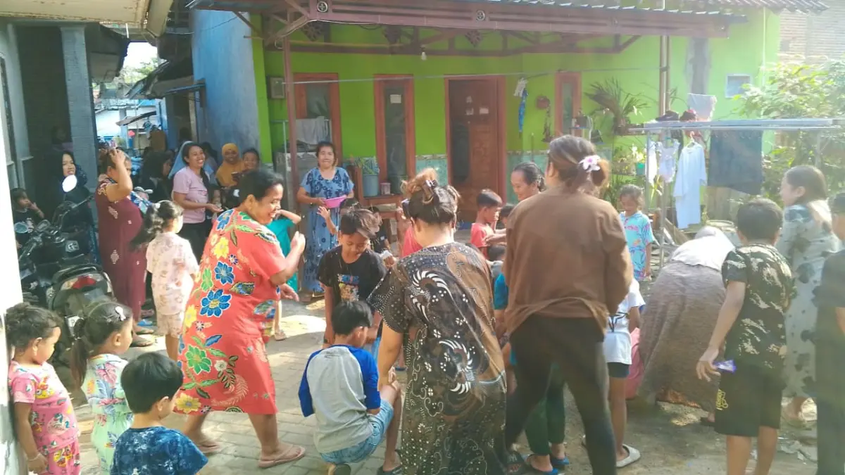 Tradisi sembur utik-utik dalam Tedak Siten Suku Osing Banyuwangi tetap menjadi simbol sedekah dan doa keselamatan. (Meivira untuk Radar Banyuwangi)