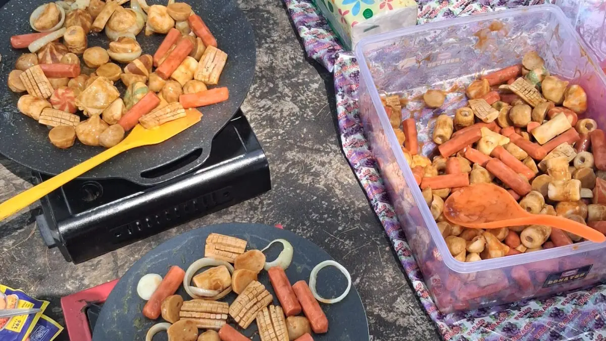 Tren piknik grill mandiri semakin diminati sebagai pilihan rekreasi akhir pekan. (Mayang untuk Radar Banyuwangi)