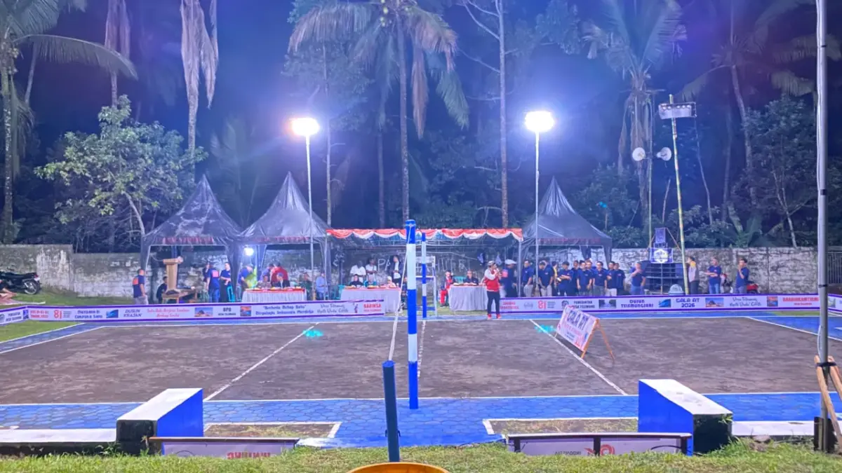 Turnamen voli antar-RT di Desa Telemung, Kecamatan Kalipuro, Banyuwangi. (Anita untuk Radar Banyuwangi)