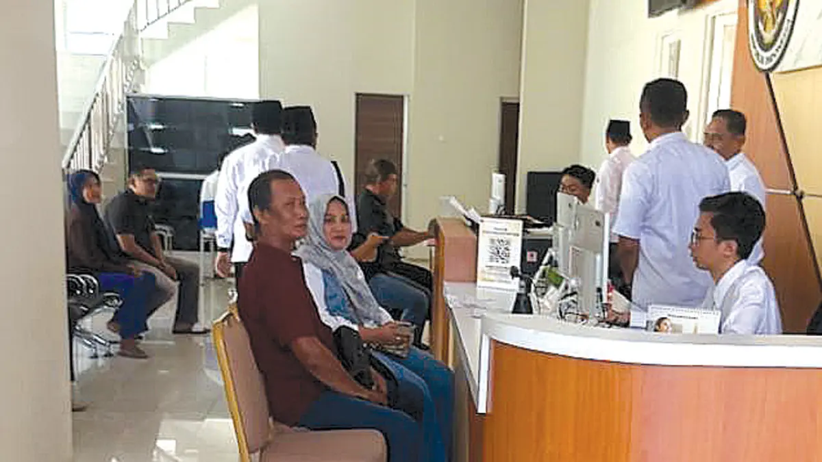 Warga mengurus layanan di kantor Kemenhaj Banyuwangi, Senin (3/8). Selain layanan reguler, pihak Kemenhaj mulai membuka pelayanan verifikasi data CJH tahun depan. (Kemenhaj for Radar Banyuwangi)