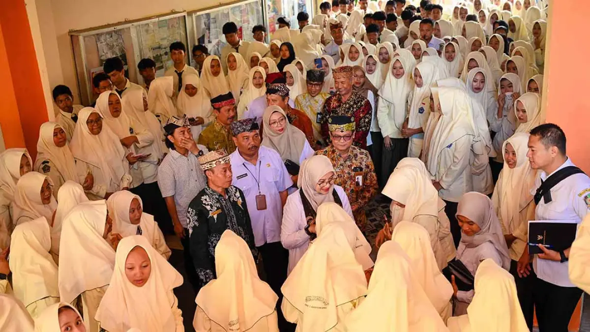 ANTUSIAS: Bupati Ipuk menyalami para siswa saat menghadiri English Speech Contest 2026 di MAN 1 Banyuwangi Rabu pekan lalu (29/7). (Ramada Kusuma/Radar Banyuwangi)