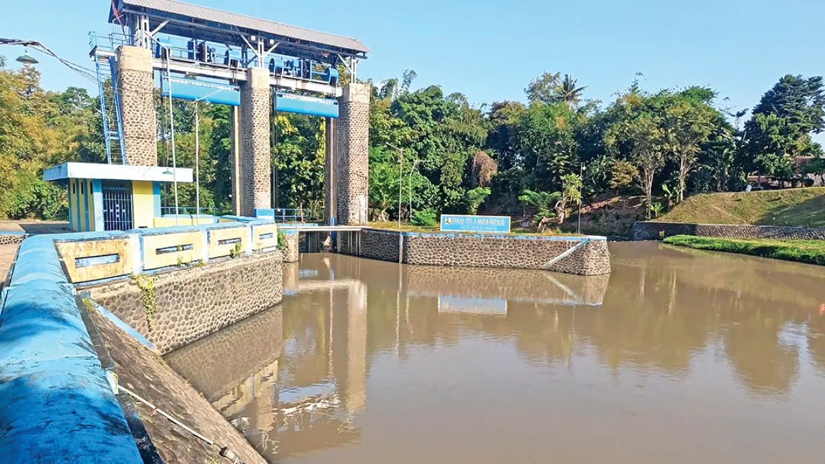 CUACA PANAS: Kondisi volume air di Dam Singir, Desa Blambangan, Kecamatan Muncar, berkurang cukup signifikan sejak beberapa hari terakhir. (Zamrozi Wahyu/Radar Banyuwangi)