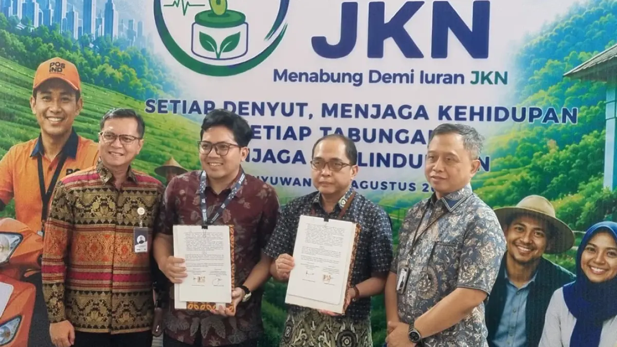 PROGRAM BARU: (Dari kiri) Senior Manager PT Pos Indonesia Wil 5 Cecep Priadi Usman; Executive Manager PT Pos Indonesia Kantor Cabang Banyuwangi Sesaria Agung Pribadi, Kepala BPJS Kesehatan Cabang Banyuwangi Muhammad Masrur Ridwan, dan Deputi Direksi Wilayah 7 BPJS Kesehatan I Made Puja Yasa usai peluncuran program Nadi JKN di Kantor Pos Banyuwangi, Selasa (4/8). (Fredy Rizki/Radar Banyuwangi)