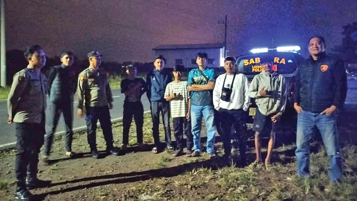 HUMANIS: Jajaran Polsek Tegalsari saat patroli dialogis di kawasan Letter S Desa Dasri, Kecamatan Tegalsari, Selasa dini hari (4/8). (AKP Lita Kurniawan fot Radar Banyuwangi)