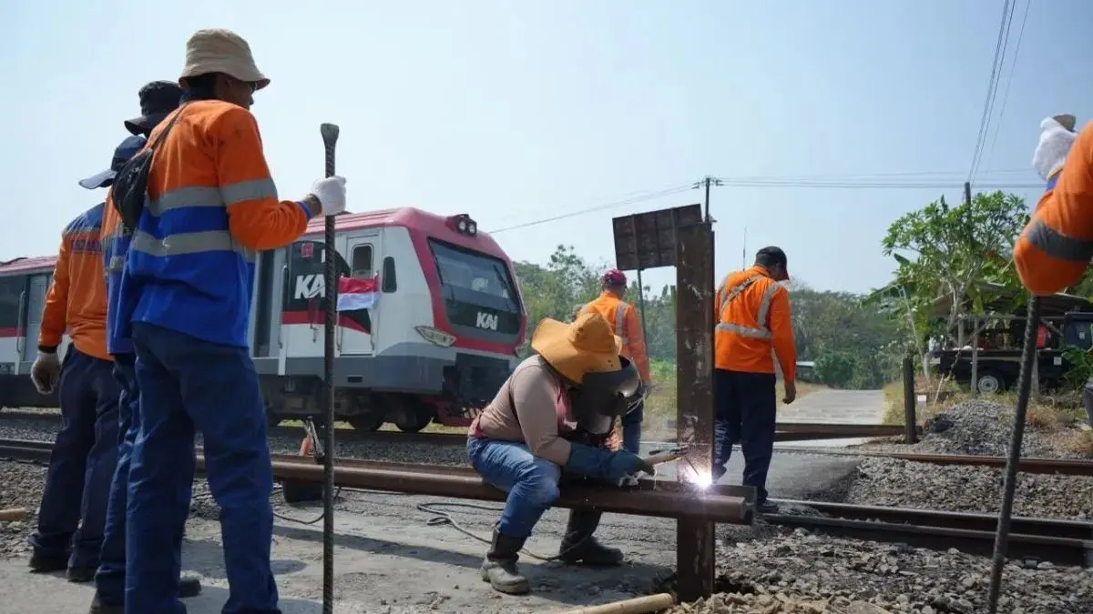 KAI Daop 6 Yogyakarta menutup perlintasan sebidang tak terjaga di KM 528+4 Sentolo-Rewulu bersama Dishub Bantul. (Antara)