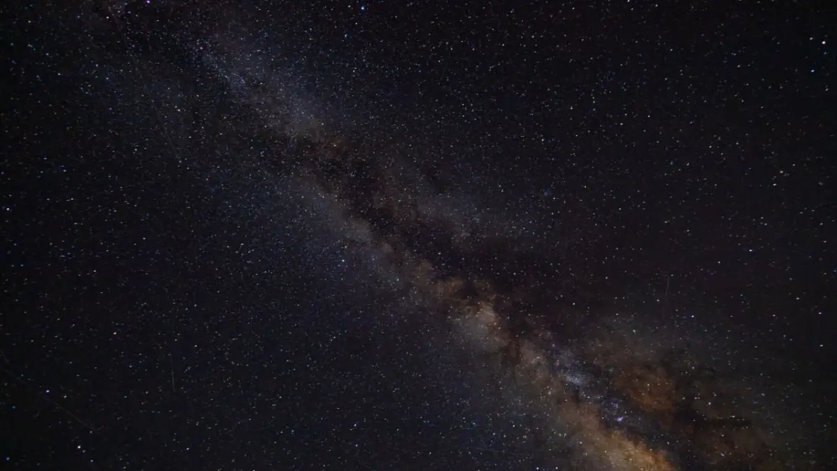Milky Way atau Galaksi Bima Sakti menjadi fenomena langit yang memikat pemburu astronomi dan fotografi. (Pexels/Laython Photos)