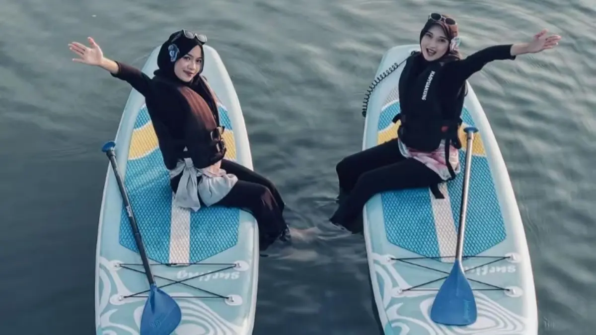 Paddle board semakin populer di kalangan anak muda sebagai olahraga air. (Anita untuk Radar Banyuwangi)
