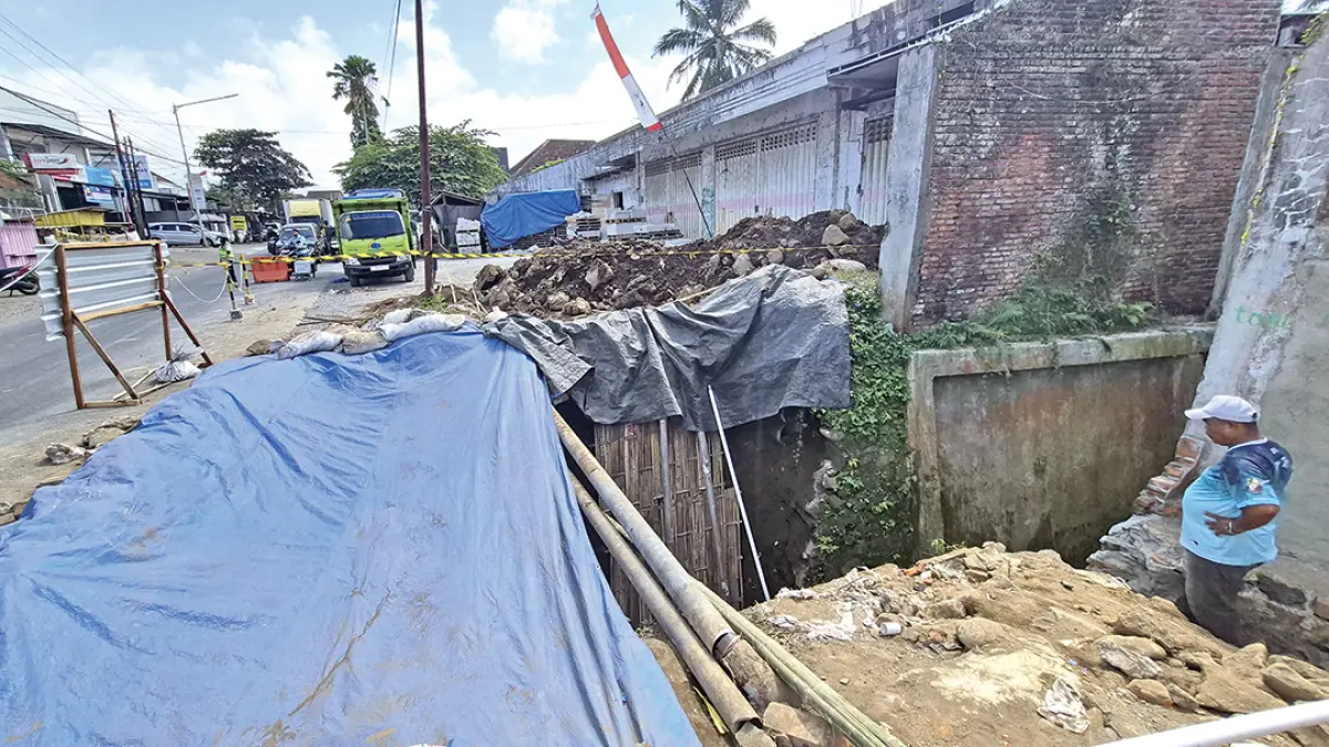 Pekerjaan normalisasi drainase di jalan nasional Dusun Tegalpakis, Desa Kalibaruwetan, Kecamatan Kalibaru, masih berlangsung hingga Selasa (4/8). (Salis Ali/Radar Banyuwangi)