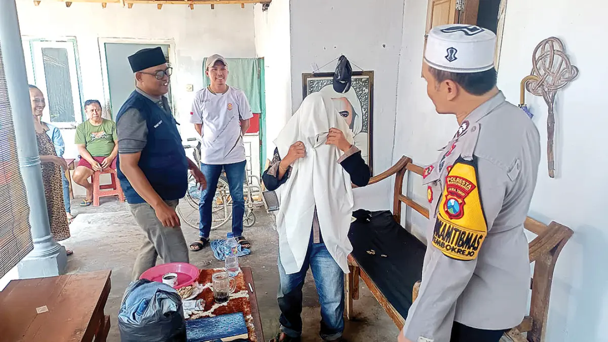 PENANGANAN: ODGJ yang sempat meresahkan warga di Desa Tembokrejo, Kecamatan Muncar, saat hendak dievakuasi ke Bondowoso untuk menjalani rehabilitasi pada Senin (3/8). (Hariyadi for Radar Banyuwangi)