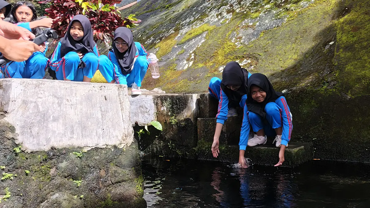 SEJUK: Siswa asal Kecamatan Rogojampi membasuh tangan di kawasan Sumber Gedor saat mengikuti program Wis Esa Sek Adi pada 22 Juli lalu. (Ksatria Raya/Radar Banyuwangi)