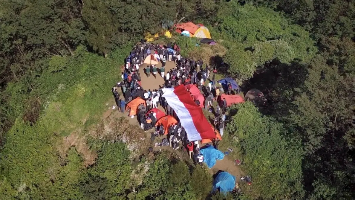 Tradisi upacara 17 Agustus di gunung kembali diminati. (Instagram/ranteadventure)