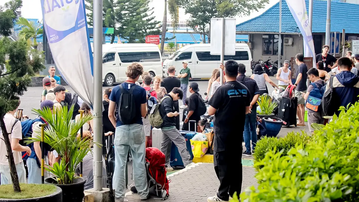 Turis asing transit di Pelabuhan Ketapang untuk melanjutkan perjalanan ke Bali sembari menunggu kapal yang akan mengangkutnya. (Ramada Kusuma/Radar Banyuwangi)