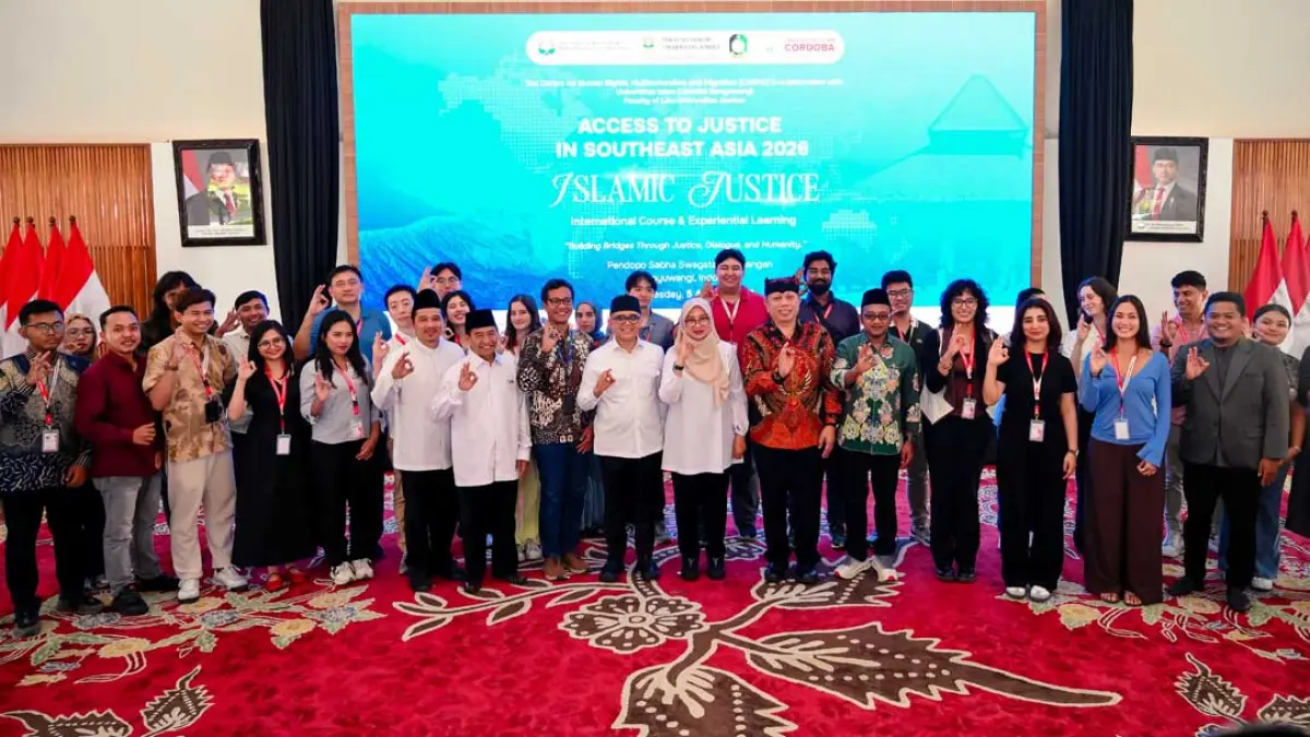 Bupati Ipuk Fiestiandani, mantan Menpan-RB Abdullah Azwar Anas, Rektor UI Cordoba Prof Agus Trihartono, Direktur CHRM2 Universitas Jember Prof Dr Khanif Al Rifaie, dan Dr Imam Nahe