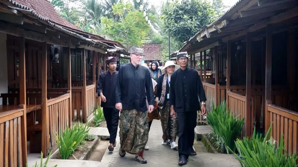 Dua asesor UGG Dr Andreas Schüller dan Qinling Zhongnanshan saat mengunjungi Desa Kemiren sebagai lokasi pendukung pengelolaan Geopark Ijen pada Senin (3/8). (Humas Pemkab Banyuwangi)
