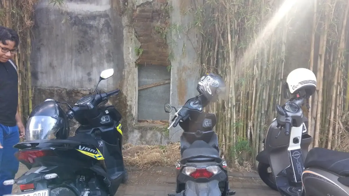 Kebiasaan menggantung helm di spion motor ternyata dapat merusak lapisan pelindung helm. (Meivira untuk Radar Banyuwangi)