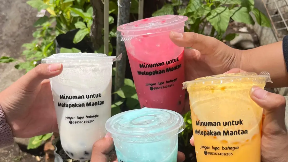Kemasan cup boba bertuliskan pesan humor menjadi strategi pemasaran kreatif yang menarik perhatian anak muda. (Mayang untuk Radar Banyuwangi)