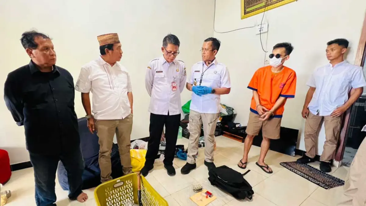 Kepala BNNK Banyuwangi Kombespol Rachmat Kurniawan mengajak Kepala Bakesbangpol Agus Mulyono dan Wakil Ketua Tanfidziyah PCNU Moh. Karyono ketika menggeledah rumah tersangka AP di Perumahan Green Kalipuro, Rabu (5/8). (Bagus Rio/Radar Banyuwangi)