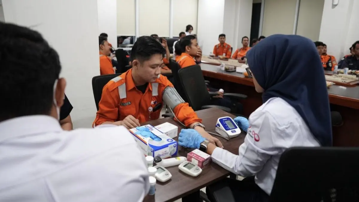 LRT Jabodebek memperkuat keselamatan layanan melalui pemeriksaan kesehatan berkala bagi petugas shift malam. (Antara)