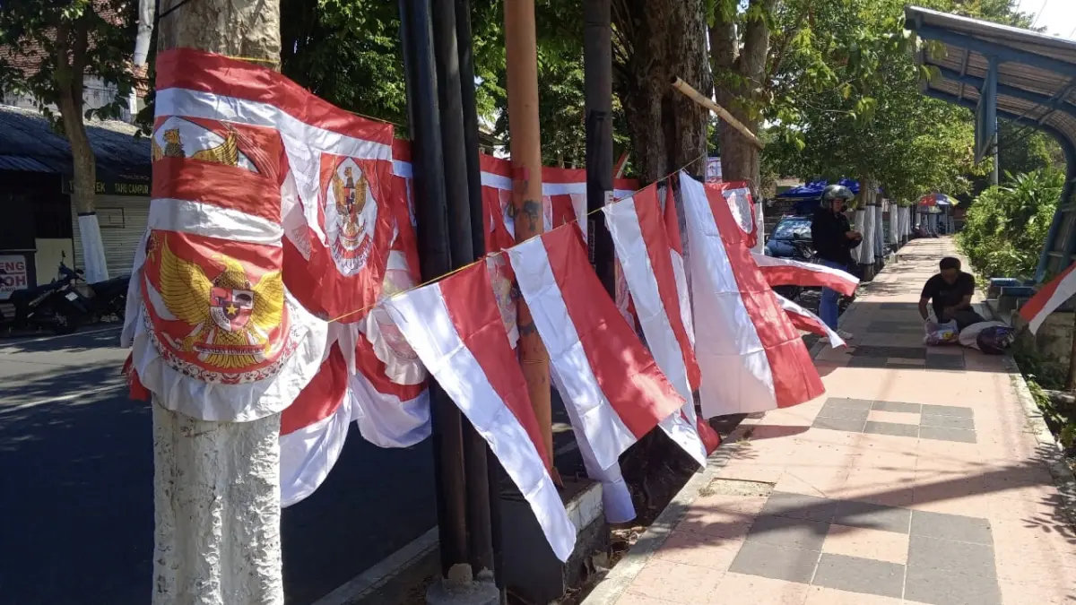 Menjelang HUT Ke-81 Kemerdekaan RI, pedagang bendera mulai ramai berjualan di sejumlah ruas jalan. (Rahma untuk Radar Banyuwangi)