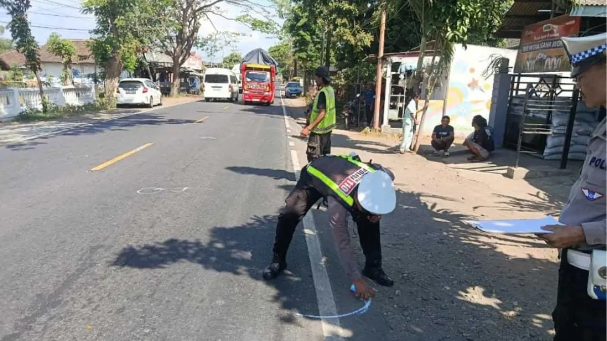 Personel Satlantas Polresta Banyuwangi saat melakukan olah TKP di Jalan Nasional Banyuwangi–Situbondo, Desa Bengkak, Kecamatan Wongsorejo, RAbu (5/8). (Tri Pepri for Radar Banyuwangi)
