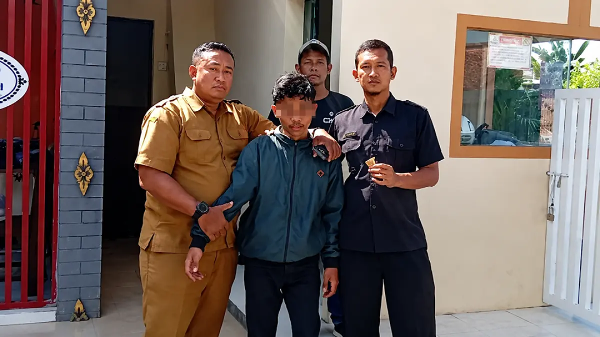 Satpam SMAN 1 Rogojampi menggagalkan dugaan peredaran sabu di sekitar sekolah. Terduga pelaku diamankan dan kasus dilimpahkan ke Polresta Banyuwangi. (Humas Polresta Banyuwangi)