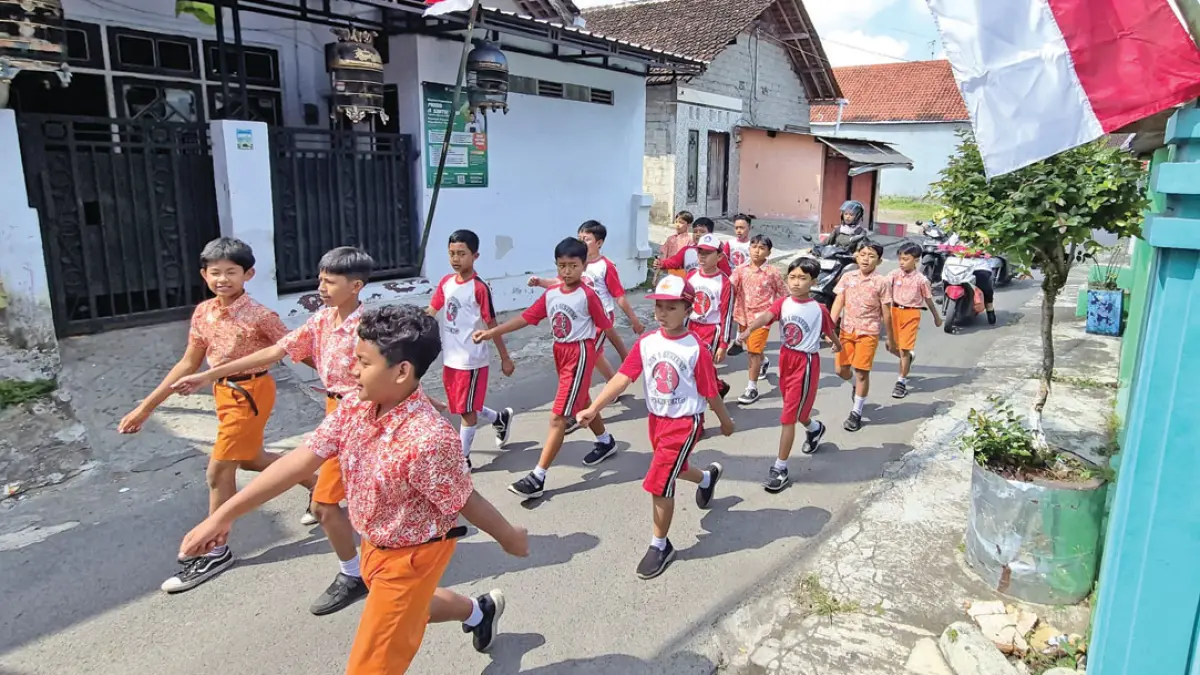 Siswa SD di Kecamatan Genteng berlatih gerak jalan di jalur alternatif, tepatnya di Dusun Kopen, Desa Gentengkulon, Kecamatan Genteng, Rabu (5/8). (Salis Ali/Radar Banyuwangi)