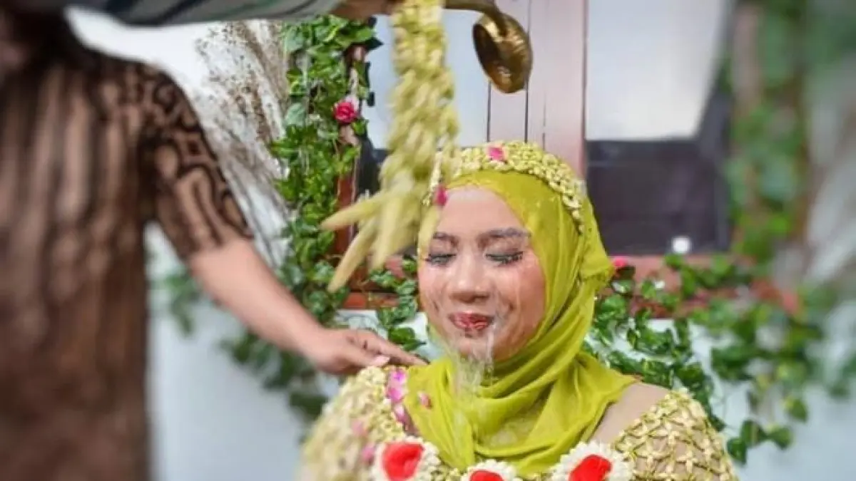 Tradisi mitoni atau tingkeban masih dilestarikan masyarakat Jawa sebagai doa dan ungkapan syukur saat kehamilan tujuh bulan. (Balquisse untuk Radar Banyuwangi)