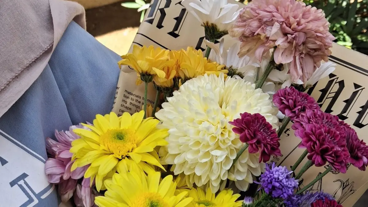 Tren fresh flower kembali diminati generasi muda sebagai hadiah wisuda, ulang tahun, dan self-reward. (Mayang untuk Radar Banyuwangi)